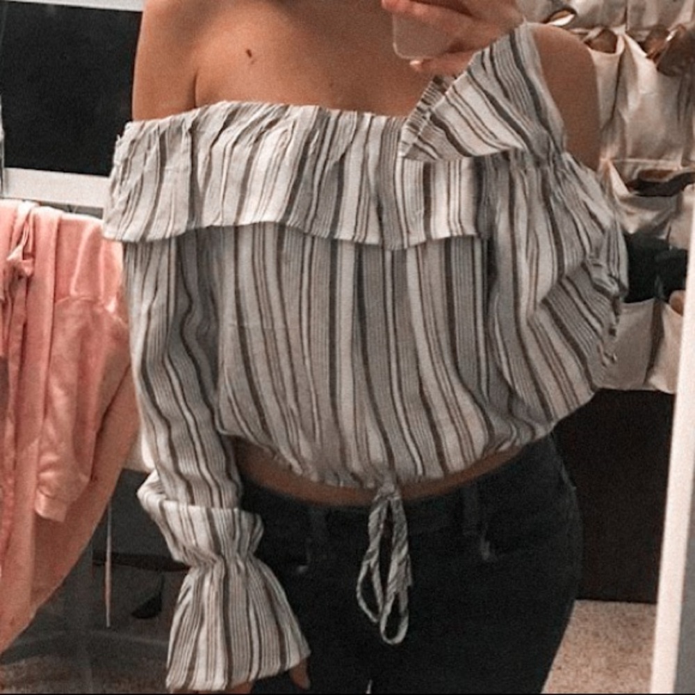 off the shoulders cropped shirt